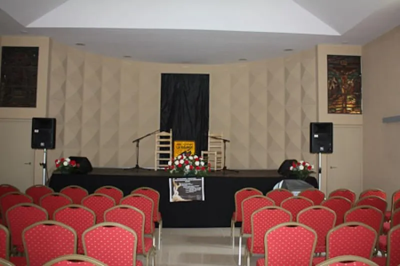Sala de conferencias preparada con sonido y atril