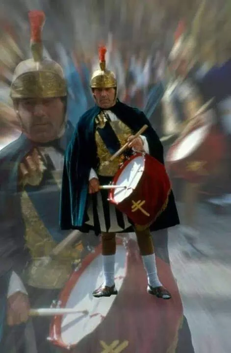 Tamborilero con traje de soldado romano y tambor en un desfile