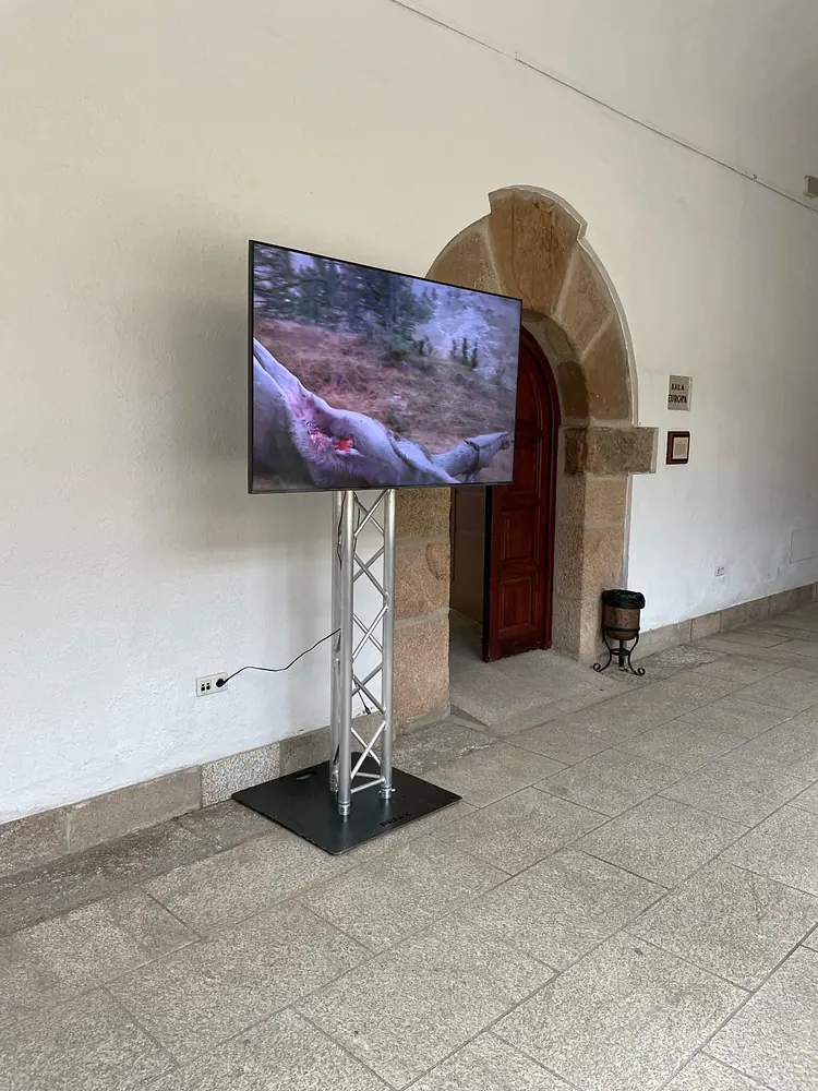 Pantalla de vídeo sobre soporte de truss en el claustro de un congreso