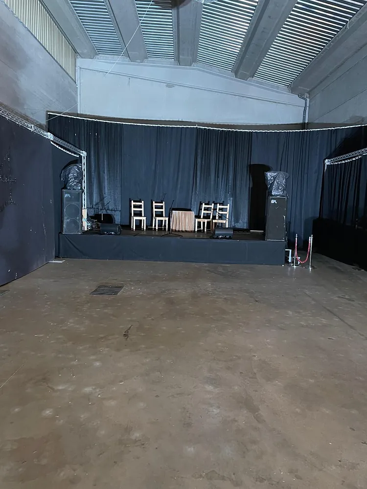 Vista general del espacio para eventos con el escenario al fondo