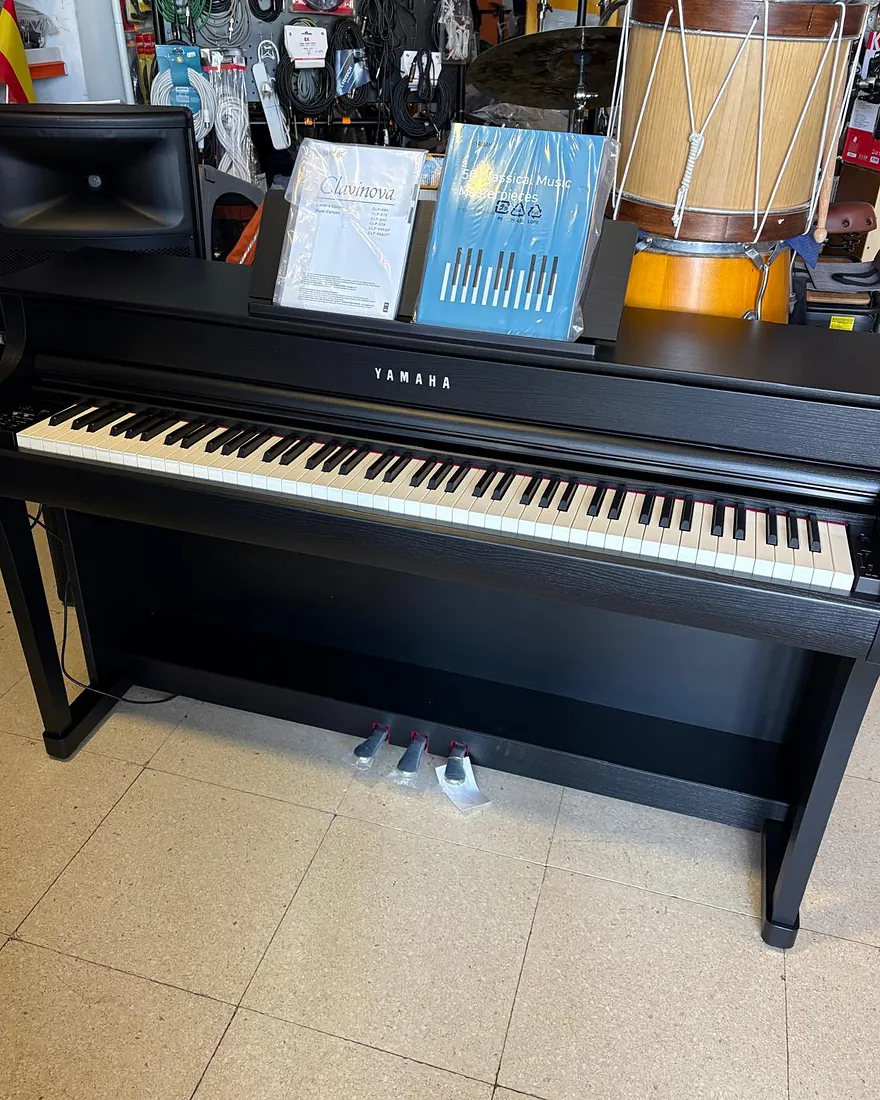 Piano digital Yamaha Clavinova negro en la tienda de Soniprex