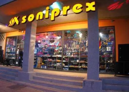 Fachada de la tienda Soniprex en la calle Marrakech de Cáceres